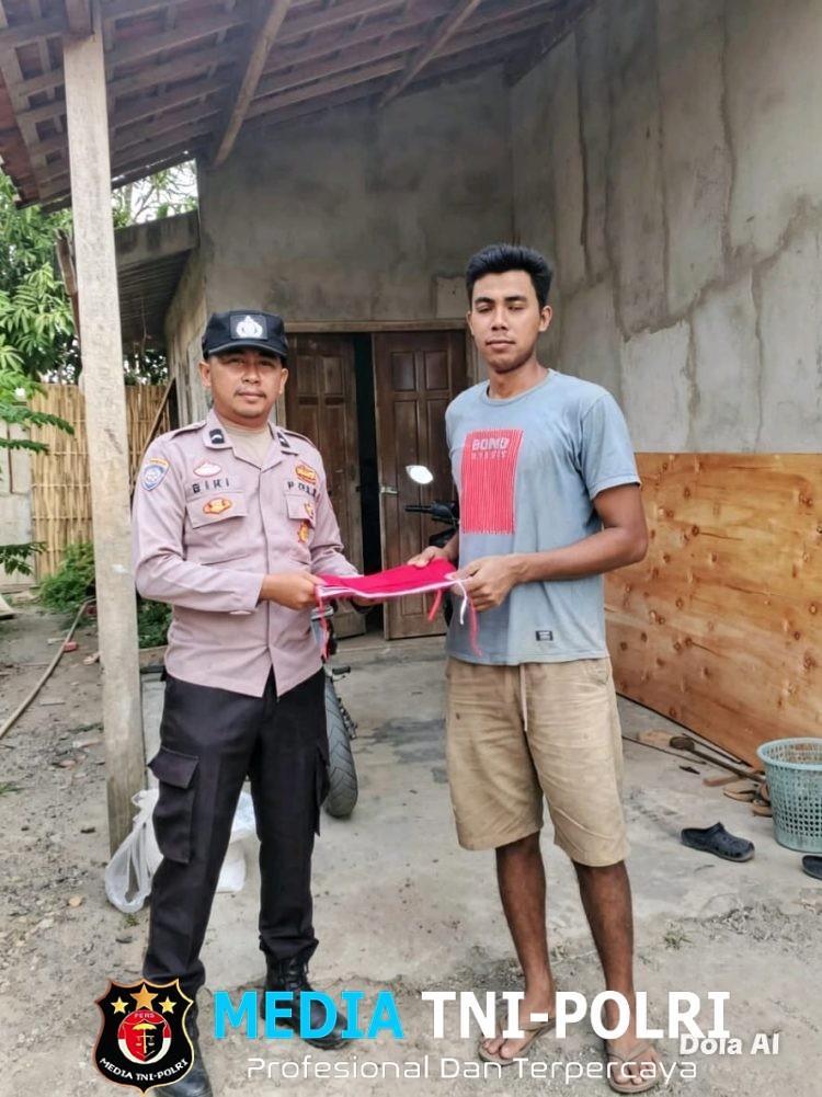 Tindak Lanjut Perintah Kapolres Mesuji, Seluruh Bhabinkamtibmas Sosialisasikan dan Bagikan Bendera Merah Putih ke Masyarakat
