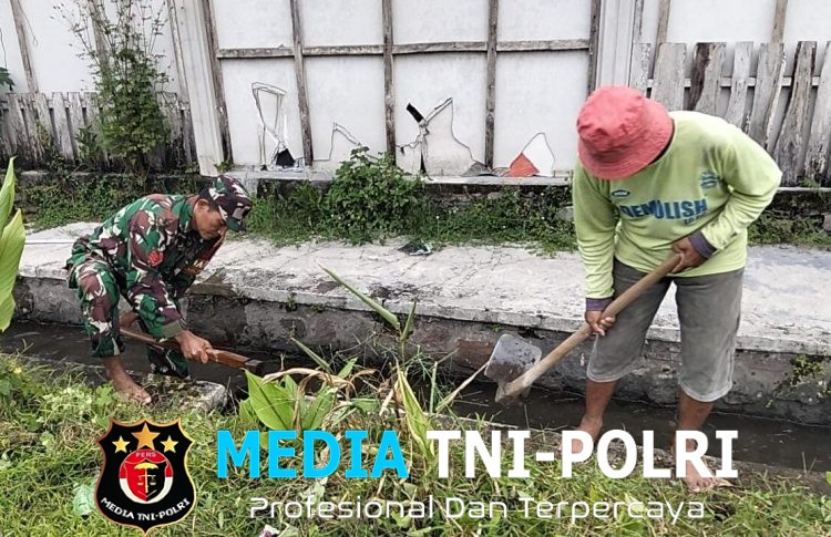 Perlancar Pasokan Air Sawah, Kopka Slamet Prasetiyo Bersama Poktan Rukun Makmur 1 Bersihkan Parit Irigasi