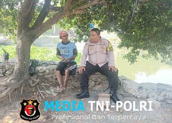 Jaga Jakarta Jaga Bekasi, Bhabinkamtibmas Karangmekar Sambangi Warga dan Ajak Bersama Jaga Kamtibmas