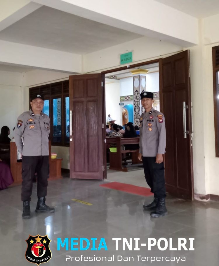 Samapta Polsek Menyuke Lakukan Pengamanan Ibadah Misa Hari Minggu Ke Desa Darit