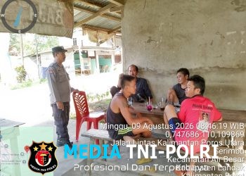 Pererat Silaturahmi, Personel Polsek Air Besar Sambangi Warga Sampaikan Himbauan Kamtibmas