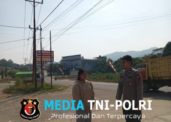 Polisi Menyapa di Tengah Patroli, Remaja di Sengah Temila Diberi Pesan Positif