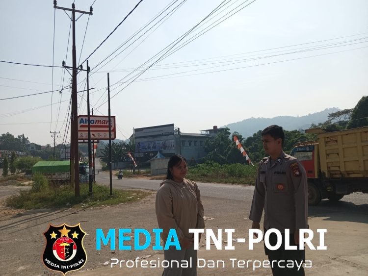 Polisi Menyapa di Tengah Patroli, Remaja di Sengah Temila Diberi Pesan Positif