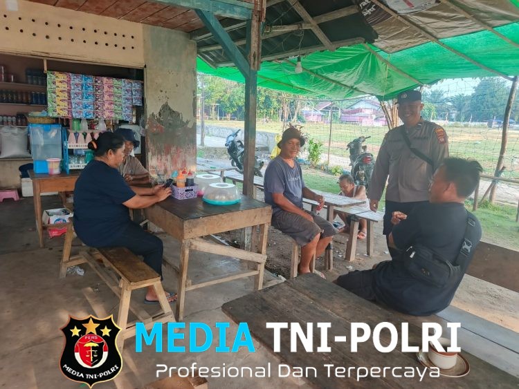 Ngobrol Santai di Pasar, Personel Subsektor Sompak Sampaikan Pesan Kamtibmas kepada Warga