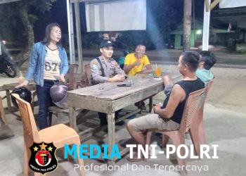 Malam Minggu, Polisi Polsek Mandor Hadir di Tengah Warga, Ngobrol Santai Sambil Cegah Kejahatan