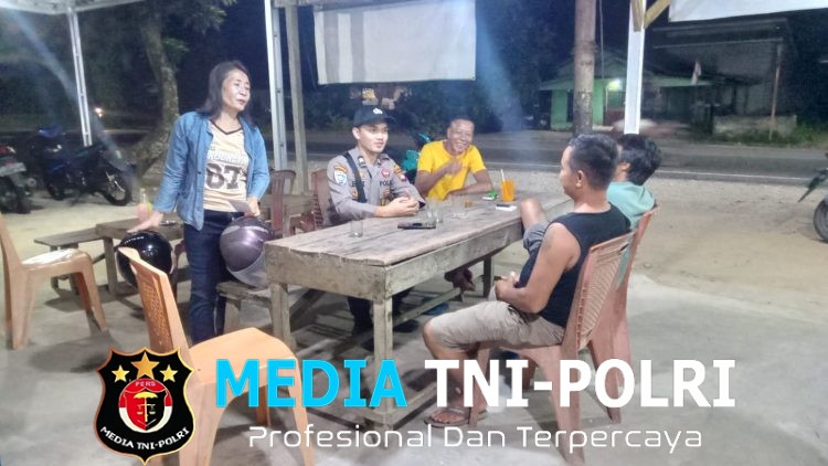 Malam Minggu, Polisi Polsek Mandor Hadir di Tengah Warga, Ngobrol Santai Sambil Cegah Kejahatan