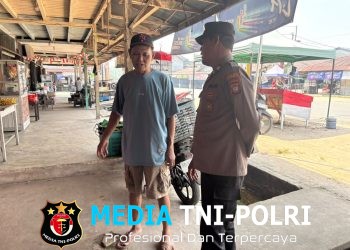Hadirkan Rasa Aman di Tengah Pasar Ini Cara Elegan Polisi Mandor Cegah Kejahatan Lewat Sentuhan Humanis