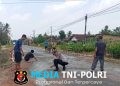 Peduli Keselamatan Warga, Polsek Abung Semuli Gotong Royong Timbun Jalan Berlubang