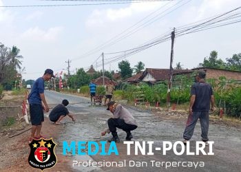 Peduli Keselamatan Warga, Polsek Abung Semuli Gotong Royong Timbun Jalan Berlubang