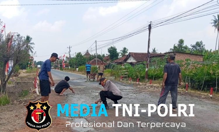Peduli Keselamatan Warga, Polsek Abung Semuli Gotong Royong Timbun Jalan Berlubang