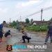 Peduli Keselamatan Warga, Polsek Abung Semuli Gotong Royong Timbun Jalan Berlubang