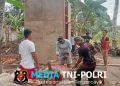 Plesteran Dinding MCK Dikebut Satgas TMMD ke-129 Pastikan Pembangunan di Wanam Terus Berjalan
