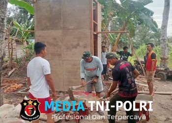 Plesteran Dinding MCK Dikebut Satgas TMMD ke-129 Pastikan Pembangunan di Wanam Terus Berjalan