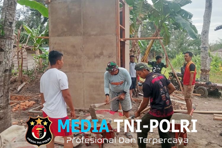 Plesteran Dinding MCK Dikebut Satgas TMMD ke-129 Pastikan Pembangunan di Wanam Terus Berjalan