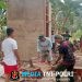 Plesteran Dinding MCK Dikebut Satgas TMMD ke-129 Pastikan Pembangunan di Wanam Terus Berjalan