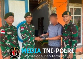 Gencarkan Komsos dan Edukasi Hukum, Satgas Pamtas Yonarmed 13/Nanggala Terima Penyerahan Sukarela ±1 Kg Sisik Trenggiling dari Warga Perbatasan