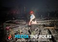 Respon Cepat dan Sigap, Personel Polsek Mempawah Hulu Bersama Koramil Padamkan Karhutla di Desa Garu