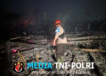 Respon Cepat dan Sigap, Personel Polsek Mempawah Hulu Bersama Koramil Padamkan Karhutla di Desa Garu