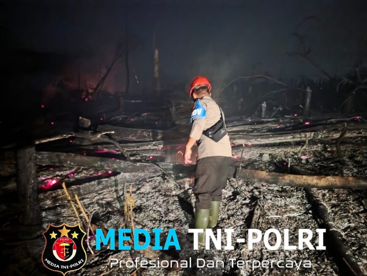 Respon Cepat dan Sigap, Personel Polsek Mempawah Hulu Bersama Koramil Padamkan Karhutla di Desa Garu