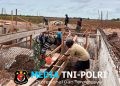 Semangat Gotong Royong Prajurit TNI AD Bersama Masyarakat Bangun Jembatan Aramco di Merauke