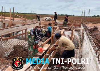 Semangat Gotong Royong Prajurit TNI AD Bersama Masyarakat Bangun Jembatan Aramco di Merauke