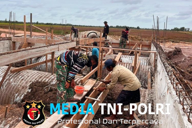 Semangat Gotong Royong Prajurit TNI AD Bersama Masyarakat Bangun Jembatan Aramco di Merauke