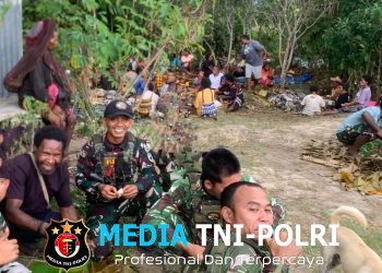 Satgas Yonif 645 Jalin Kebersamaan dengan Masyarakat Lewat Acara Bakar Batu