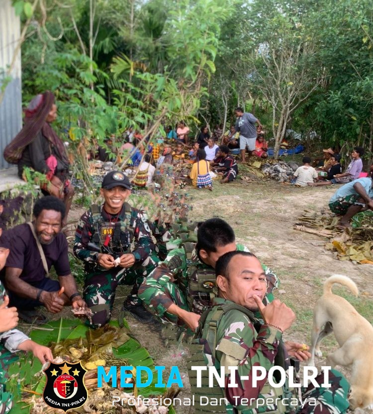 Satgas Yonif 645 Jalin Kebersamaan dengan Masyarakat Lewat Acara Bakar Batu