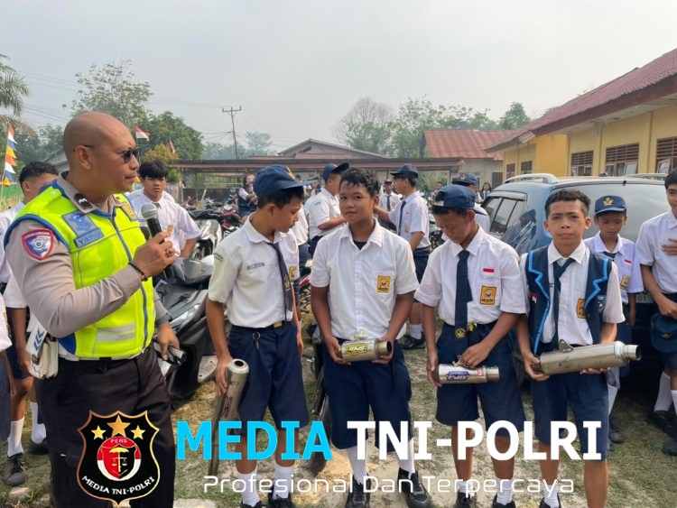 Polisi Jadi Pembina Upacara di SMPN 9 Ngabang, Siswa Diingatkan Stop Knalpot Brong dan Bullying