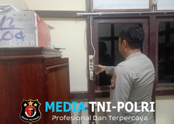 Samapta Polsek Menyuke Cek Instaliasi Listrik Saat Malam Hari Antisipasi Kebakaran
