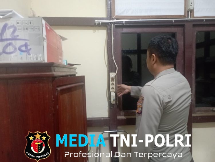 Samapta Polsek Menyuke Cek Instaliasi Listrik Saat Malam Hari Antisipasi Kebakaran