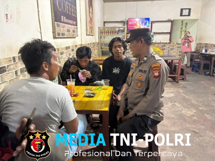 Ciptakan Kondusivitas, Polisi Sambangi Warung Kopi, Himbau Warga Jaga Keamanan Lingkungan