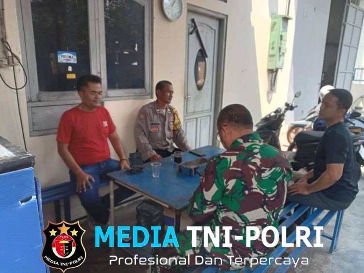 Jaga Jakarta Jaga Bekasi, Bhabinkamtibmas dan Babinsa Sambangi Warga Mekarjaya