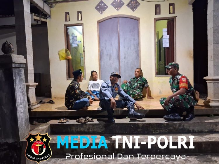 Patroli Malam Babinsa Paranggupito Perkuat Sinergitas dengan Tokoh Masyarakat