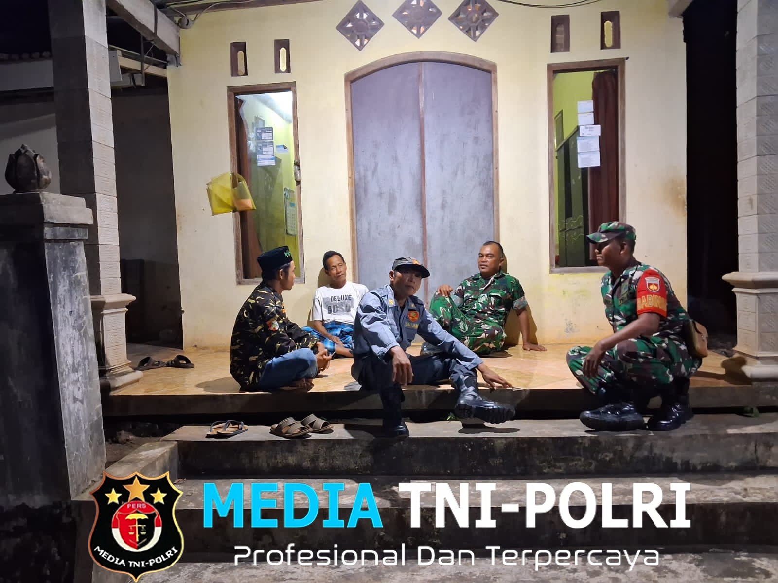 Patroli Malam Babinsa Paranggupito Perkuat Sinergitas dengan Tokoh Masyarakat