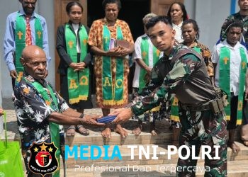 Pererat Tali Persaudaraan, Satgas Yonif 645/GTY Serahkan Alkitab di Gereja Benawa