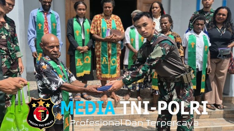 Pererat Tali Persaudaraan, Satgas Yonif 645/GTY Serahkan Alkitab di Gereja Benawa