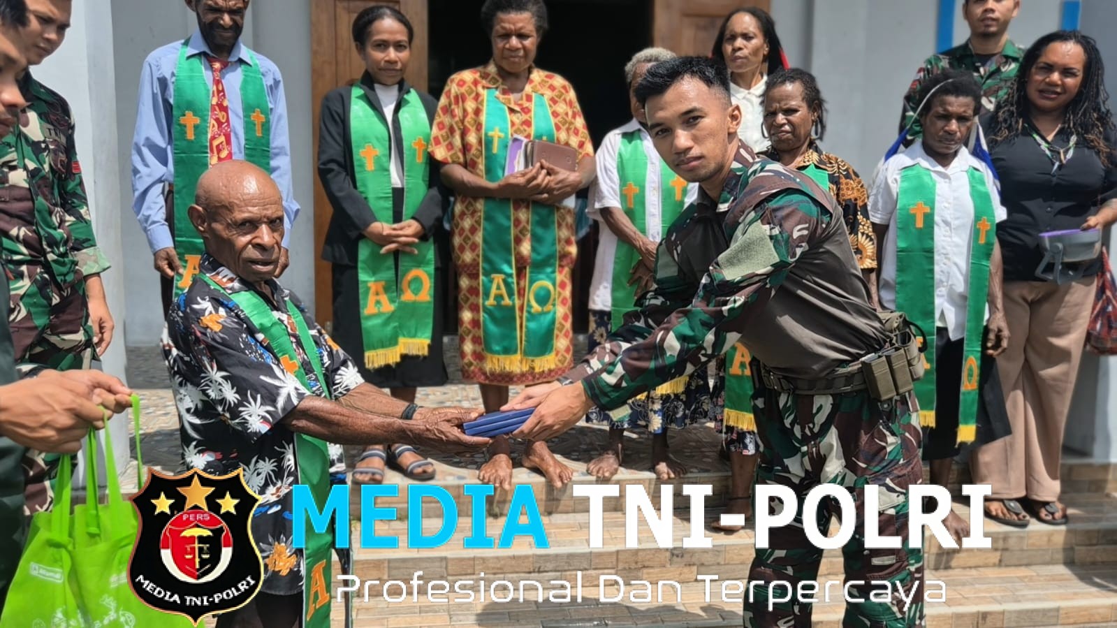 Pererat Tali Persaudaraan, Satgas Yonif 645/GTY Serahkan Alkitab di Gereja Benawa