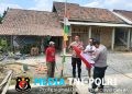 Sat Binmas Polres Mesuji Laksanakan Binluh Semarak HUT RI ke-81, Serahkan dan Pasang Bendera Merah Putih Langsung ke Warga