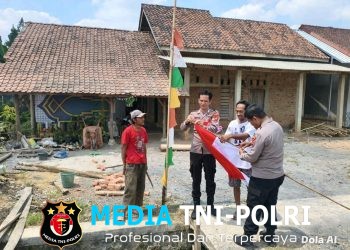 Sat Binmas Polres Mesuji Laksanakan Binluh Semarak HUT RI ke-81, Serahkan dan Pasang Bendera Merah Putih Langsung ke Warga