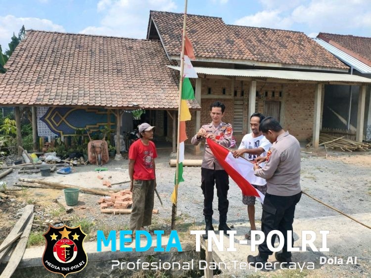 Sat Binmas Polres Mesuji Laksanakan Binluh Semarak HUT RI ke-81, Serahkan dan Pasang Bendera Merah Putih Langsung ke Warga