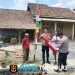 Sat Binmas Polres Mesuji Laksanakan Binluh Semarak HUT RI ke-81, Serahkan dan Pasang Bendera Merah Putih Langsung ke Warga