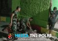 Babinsa, Tukang & Warga Pasang Keramik Lantai RTLH Di Lembur Sampai Malam Hari