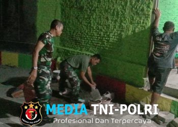 Babinsa, Tukang & Warga Pasang Keramik Lantai RTLH Di Lembur Sampai Malam Hari