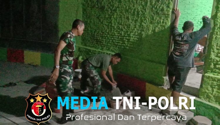 Babinsa, Tukang & Warga Pasang Keramik Lantai RTLH Di Lembur Sampai Malam Hari