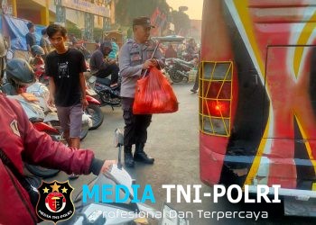 Polsek Cikarang Utara Atur Lalu Lintas di Depan Penampungan Pasar Baru, Arus Kendaraan Ramai Lancar