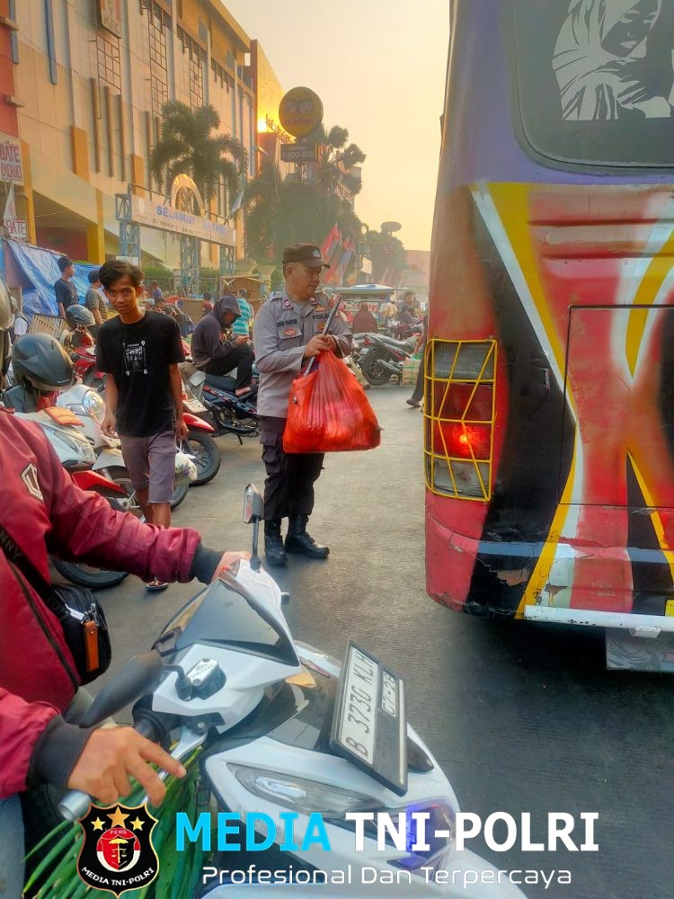 Polsek Cikarang Utara Atur Lalu Lintas di Depan Penampungan Pasar Baru, Arus Kendaraan Ramai Lancar