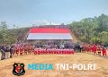 Satgas Pamtas RI-Malaysia Yonarmed 19/Bogani Bersama 500 Warga Kibarkan Bendera Merah Putih Raksasa di Perbatasan Jagoi Babang