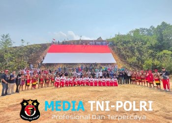 Satgas Pamtas RI-Malaysia Yonarmed 19/Bogani Bersama 500 Warga Kibarkan Bendera Merah Putih Raksasa di Perbatasan Jagoi Babang
