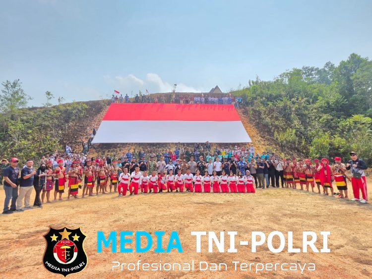 Satgas Pamtas RI-Malaysia Yonarmed 19/Bogani Bersama 500 Warga Kibarkan Bendera Merah Putih Raksasa di Perbatasan Jagoi Babang